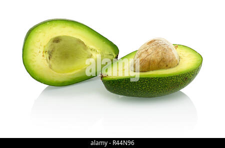 Zwei Scheiben der natürlichen Frische avocado auf dem weißen Hintergrund mit Schatten Reflexion isoliert. Frische organische Avocado, eine Scheibe mit Kern oder Saatgut visibl Stockfoto