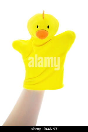 Gelbe Huhn glove Puppet durch die Hand auf weißem Hintergrund gesteuert. Handpuppe Spielzeug mit Hand im Inneren. Soft Toy für Puppenspiel für Geschichte Stockfoto