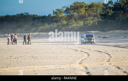 Polizei 4WD fahren am Strand entlang. Stockfoto
