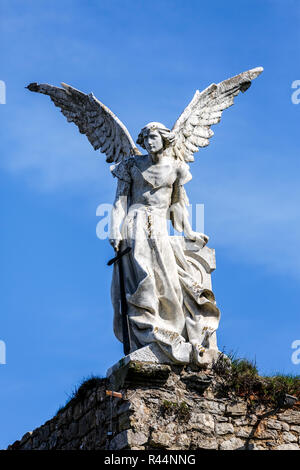 Skulptur von einem Schutzengel mit Schwert auf dem Friedhof von Comillas Stockfoto