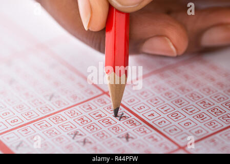 Person Kennzeichnung Nummer auf Lottery Ticket Stockfoto