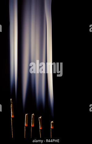 Weihrauch brennen mit schönen Rauchgase und Strähnen Stockfoto