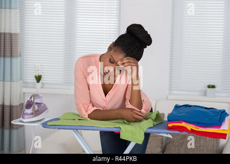 Frau erschöpft beim Bügeln Stockfoto