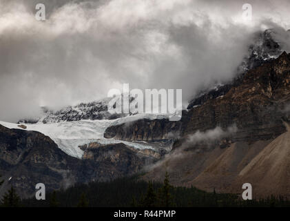 Krähenfußschlüssel Gletscher eingehüllt in Cloud. Stockfoto