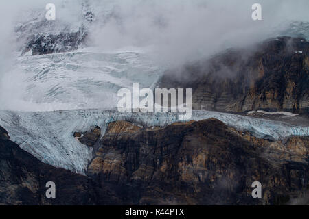 Krähenfußschlüssel Gletscher eingehüllt in Cloud. Stockfoto