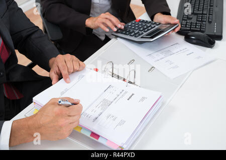 In der Nähe von zwei Geschäftsleute Berechnung Rechnung Stockfoto