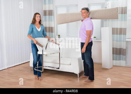 Anordnung der Stuhl und Teppich In neue Wohnung Stockfoto