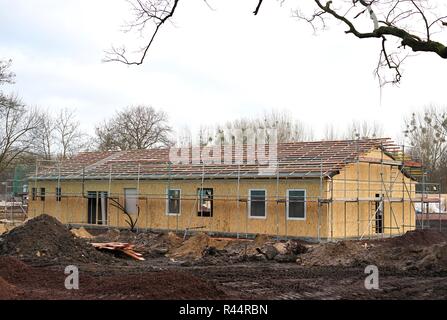 Bau von Flüchtlingslagern am Stadtrand von Magdeburg. Stockfoto