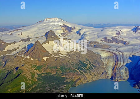 Luftaufnahme von einem entfernten Vulkan und Gletscher in Alaska Stockfoto