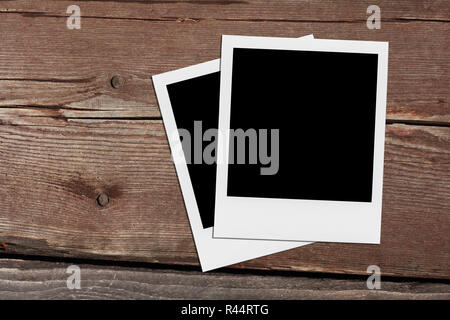 Retro realistische Leer instant Foto auf Holz- Hintergrund. Stockfoto