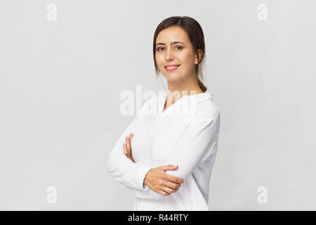 Geschäftsfrau studio Portrait. Das Vertrauen der Frau in einem eleganten weißen Shirt isoliert auf weißem Stockfoto