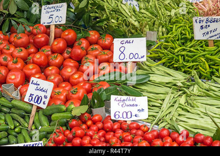 Tomaten und anderes Gemüse auf einem Markt Stockfoto