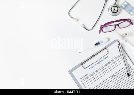 Patient Hinweis mit Stethoskop und Zubehör für Arzt auf weißer Tisch, Health Care Konzept Stockfoto