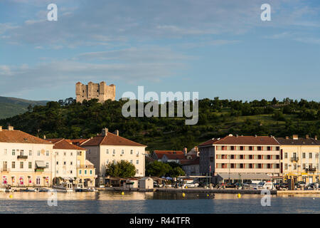 Senj ist eine alte Stadt in der oberen Adria in Kroatien. Das Symbol der Stadt ist die Festung Nehaj, das der Sitz wurde der Uskoks. Stockfoto