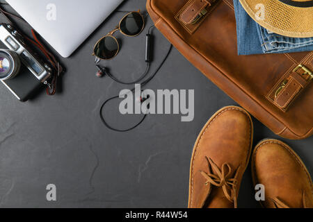 Zubehör für Reise, Reise Urlaub, Tourismus - vintage Business Tasche und Leder Boot Schuh auf schwarzen Stein Hintergrund. Flach und Platz kopieren Stockfoto
