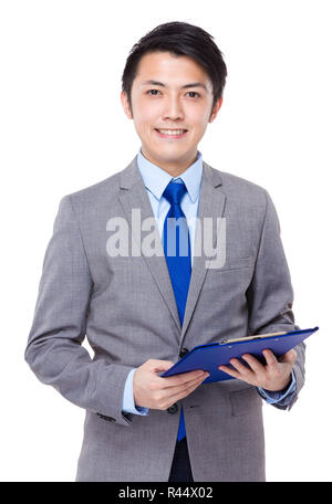 Junge Unternehmer, die mit einem Ordner Stockfoto