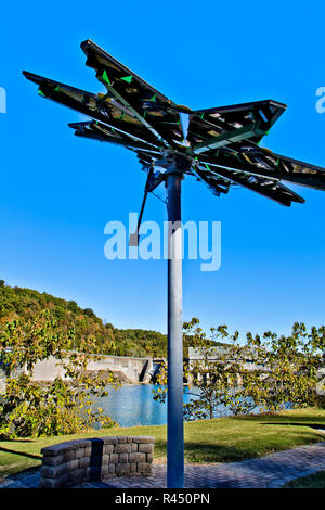 Erhöhtes Solar-Array, identifiziert als „solares photovoltaisches Flair“, Fahrzeugladestation. Melton Hill Navigationssperre. Stockfoto