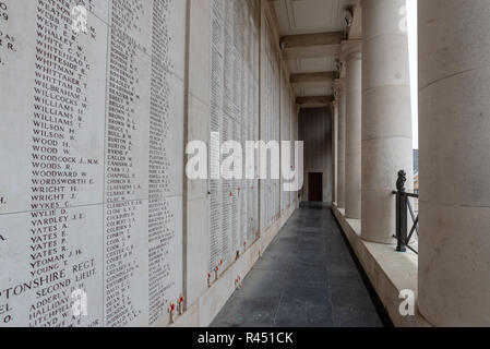 Namen von vermissten Soldaten eingeschrieben auf Menentor, Ypern Stockfoto