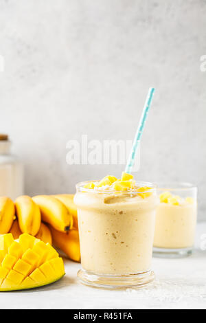 Mango smoothie Banane mit Kokos in einem jar. Auf Basis pflanzlicher Nahrung Konzept. Stockfoto