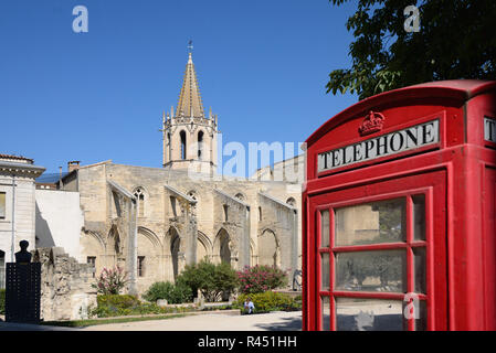 Kirche von Saint Martial, Park & Garten, & Britische rote Telefonzelle auf Agricol Perdiguier Quadrat Avignon Provence Frankreich Stockfoto