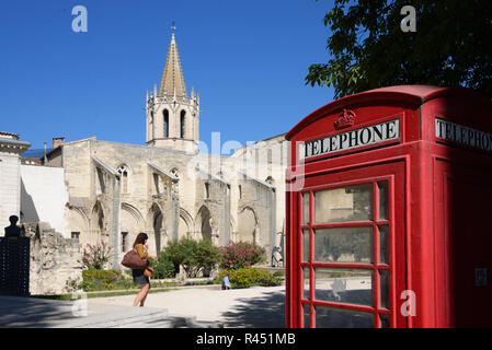 Kirche von Saint Martial, Park & Garten, & Britische rote Telefonzelle auf Agricol Perdiguier Quadrat Avignon Provence Frankreich Stockfoto