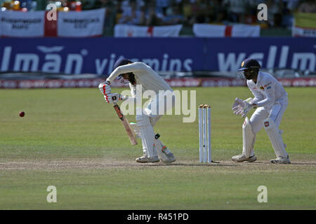 Colombo, Sri Lanka. 25. November 2018, Sinhalese Sports Club Ground, Colombo, Sri Lanka; Internationale Test Cricket, dritter Test, Tag 3, Sri Lanka gegen England; Adil Rashid spielt eine defensive geschossen als Niroshan Dickwella wicket Credit hält: Aktion Plus Sport Bilder/Alamy leben Nachrichten Stockfoto