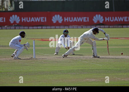 Colombo, Sri Lanka. 25. November 2018, Sinhalese Sports Club Ground, Colombo, Sri Lanka; Internationale Test Cricket, dritter Test, Tag 3, Sri Lanka gegen England; Ben Foakes spielt eine defensive geschossen als Niroshan Dickwella wicket Credit hält: Aktion Plus Sport Bilder/Alamy leben Nachrichten Stockfoto