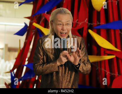 Yokohama, Japan. 23 Nov, 2018. Japanische Blume designer Shogo Kariyazaki stellt einen Weihnachtsbaum, der von ihm in den Himmel bauen in Yokohama, Vorort von Tokio produziert 50-Gebäude feiert am Freitag, 23. November 2018 zu feiern. Der 6-Meter Weihnachtsbaum wird durch die Weihnachten angezeigt werden. Credit: Yoshio Tsunoda/LBA/Alamy leben Nachrichten Stockfoto
