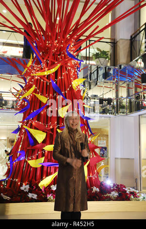 Yokohama, Japan. 23 Nov, 2018. Japanische Blume designer Shogo Kariyazaki stellt einen Weihnachtsbaum, der von ihm in den Himmel bauen in Yokohama, Vorort von Tokio produziert 50-Gebäude feiert am Freitag, 23. November 2018 zu feiern. Der 6-Meter Weihnachtsbaum wird durch die Weihnachten angezeigt werden. Credit: Yoshio Tsunoda/LBA/Alamy leben Nachrichten Stockfoto