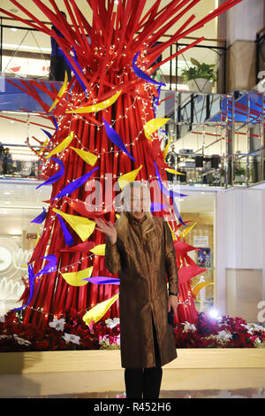 Yokohama, Japan. 23 Nov, 2018. Japanische Blume designer Shogo Kariyazaki stellt einen Weihnachtsbaum, der von ihm in den Himmel bauen in Yokohama, Vorort von Tokio produziert 50-Gebäude feiert am Freitag, 23. November 2018 zu feiern. Der 6-Meter Weihnachtsbaum wird durch die Weihnachten angezeigt werden. Credit: Yoshio Tsunoda/LBA/Alamy leben Nachrichten Stockfoto