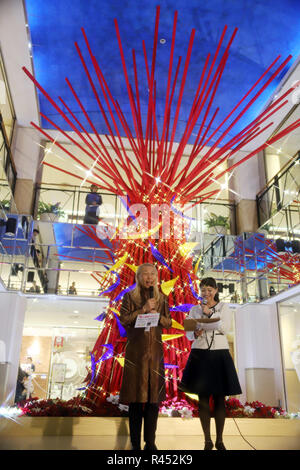 Yokohama, Japan. 23 Nov, 2018. Japanische Blume designer Shogo Kariyazaki stellt einen Weihnachtsbaum, der von ihm in den Himmel bauen in Yokohama, Vorort von Tokio produziert 50-Gebäude feiert am Freitag, 23. November 2018 zu feiern. Der 6-Meter Weihnachtsbaum wird durch die Weihnachten angezeigt werden. Credit: Yoshio Tsunoda/LBA/Alamy leben Nachrichten Stockfoto