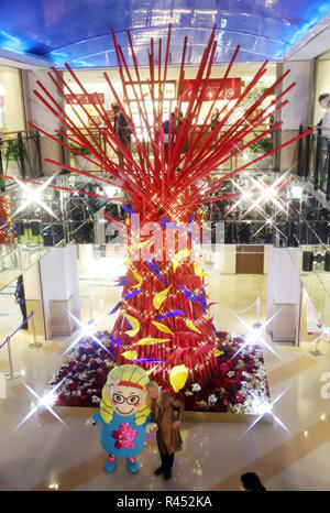 Yokohama, Japan. 23 Nov, 2018. Japanische Blume designer Shogo Kariyazaki stellt einen Weihnachtsbaum, der von ihm in den Himmel bauen in Yokohama, Vorort von Tokio produziert 50-Gebäude feiert am Freitag, 23. November 2018 zu feiern. Der 6-Meter Weihnachtsbaum wird durch die Weihnachten angezeigt werden. Credit: Yoshio Tsunoda/LBA/Alamy leben Nachrichten Stockfoto