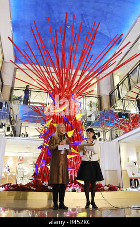Yokohama, Japan. 23 Nov, 2018. Japanische Blume designer Shogo Kariyazaki stellt einen Weihnachtsbaum, der von ihm in den Himmel bauen in Yokohama, Vorort von Tokio produziert 50-Gebäude feiert am Freitag, 23. November 2018 zu feiern. Der 6-Meter Weihnachtsbaum wird durch die Weihnachten angezeigt werden. Credit: Yoshio Tsunoda/LBA/Alamy leben Nachrichten Stockfoto