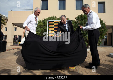 Abu Dhabi, VAE. 25. November 2018. Abu Dhabi, UAE, 25. November 2018. Sport Formel 1 Grand Prix von Abu Dhabi 2018 Im Pic: Marco Tronchetti Provera (ITA), Pirelli's Präsident, Jean Todt (FRA), Präsident der FIA und Chase Carey (USA) Formel 1 der Vorsitzende der Gruppe präsentieren die Pirelli Reifen für 2021 Credit: LaPresse/Alamy Live News Credit: LaPresse/Alamy leben Nachrichten Stockfoto