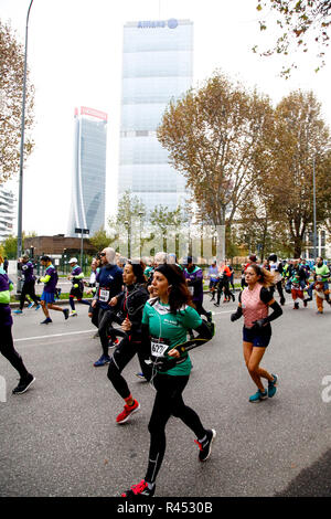 Mailand, Italien. Am 25. November. Foto LaPresse - Mourad Touati Balti 25/11/2018 Milano (ITA) Cronaca Milano Halbmarathon 21, zum Anfang da Stadt Leben e Passaggio da Porta Nuova Nella Foto: La zum Anfang della einer Stadt leben Credit: LaPresse/Alamy Leben Nachrichten Corsa Stockfoto