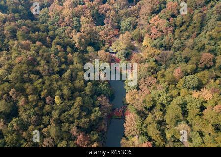 (181125) - CHANGSHA, November 25, 2018 (Xinhua) - Luftaufnahme auf Nov. 25, 2018 zeigt die Herbstlandschaft von yuelu Berg in Changsha, Hunan Provinz Chinas. (Xinhua / Zhang Xiaoyu) (Wsw) Stockfoto