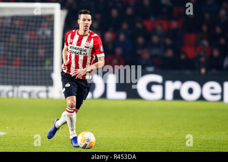 EINDHOVEN, PSV-Heerenveen, Fußball, Saison 2018/2019, niederländischen Eredivisie, Philips Stadion, 24-11-2018. PSV Verteidiger Nick Viergever auf den Ball während des Spiels PSV-Heerenveen (3-0). Stockfoto