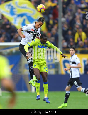 Sassuolo, Italien. 25. November 2018. Foto Francesca Soli/LaPresse 25 Novembre 2018 Parma, Italia sport calcio Parma vs Sassuolo - Campionato di calcio Serie A TIM 2018/2019 - stadio Tardini. Nella Foto: Bruno Alves e Babacar Foto Francesca Soli/LaPresse November 25th, 2018 Parma, Italien Sport Fussball Parma vs Sassuolo - Italienische Fußball-Liga einen TIM 2018/2019 - tardini Stadium. In der Pic: Bruno Alves und Babacar Credit: LaPresse/Alamy leben Nachrichten Stockfoto