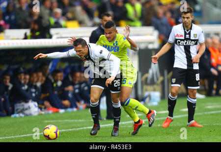 Sassuolo, Italien. 25. November 2018. Foto Francesca Soli/LaPresse 25 Novembre 2018 Parma, Italia sport calcio Parma vs Sassuolo - Campionato di calcio Serie A TIM 2018/2019 - stadio Tardini. Nella Foto: Siligardi e Rogerio Foto Francesca Soli/LaPresse November 25th, 2018 Parma, Italien Sport Fussball Parma vs Sassuolo - Italienische Fußball-Liga einen TIM 2018/2019 - tardini Stadium. In der Pic: Siligardi e Rogerio Credit: LaPresse/Alamy leben Nachrichten Stockfoto