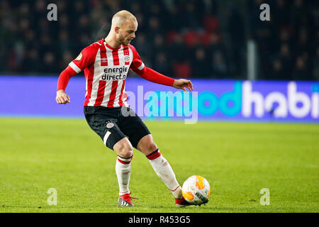 EINDHOVEN, PSV-Heerenveen, Fußball, Saison 2018/2019, niederländischen Eredivisie, Philips Stadion, 24-11-2018. PSV Mittelfeldspieler Jorrit Hendrix auf den Ball während des Spiels PSV-Heerenveen (3-0). Stockfoto