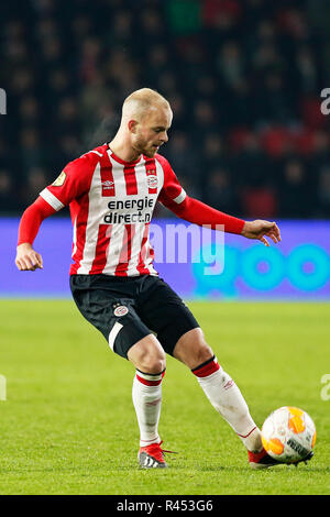 EINDHOVEN, PSV-Heerenveen, Fußball, Saison 2018/2019, niederländischen Eredivisie, Philips Stadion, 24-11-2018. PSV Mittelfeldspieler Jorrit Hendrix auf den Ball während des Spiels PSV-Heerenveen (3-0). Stockfoto