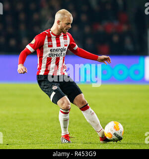 EINDHOVEN, PSV-Heerenveen, Fußball, Saison 2018/2019, niederländischen Eredivisie, Philips Stadion, 24-11-2018. PSV Mittelfeldspieler Jorrit Hendrix auf den Ball während des Spiels PSV-Heerenveen (3-0). Stockfoto