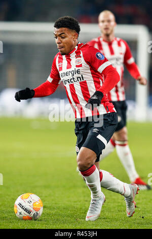 EINDHOVEN, PSV-Heerenveen, Fußball, Saison 2018/2019, niederländischen Eredivisie, Philips Stadion, 24-11-2018. PSV Spediteur Donyell Malen auf den Ball während des Spiels PSV-Heerenveen (3-0). Stockfoto