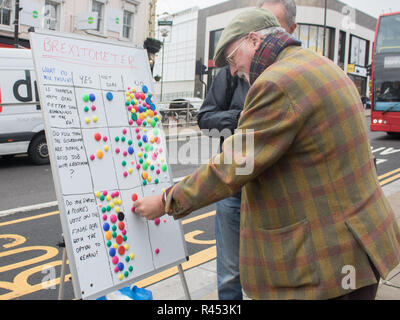 Wimbledon London, Großbritannien, 25. November 2018. Mitglieder der Öffentlichkeit sind eingeladen, ihre Antwort auf einem Brexitometer von der Liberaldemokratischen Partei in Wimbledon Town Center bezüglich der Premierminister Theresa's kann Brexit beschäftigen und ob ein Volk abstimmen und zweites Referendum zu haben Sponsoren zu geben. PM Theresa May hat sich direkt an die britische Öffentlichkeit zu appellieren, um zu versuchen und zu verkaufen ihre Brexit Rückzug Vereinbarung, wurde von den 27 Mitgliedern der Europäischen Union in Brüssel billigte heute Credit: Amer ghazzal/Alamy leben Nachrichten Stockfoto