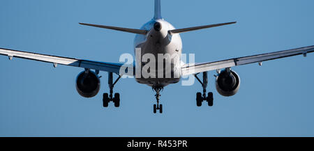 17. November 2018, Hessen, Frankfurt/Main: ein Passagierflugzeug der Fluggesellschaft Lufthansa ist der Flughafen nähern. Foto: Silas Stein/dpa Stockfoto