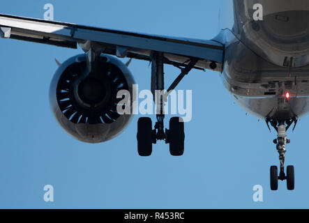 17. November 2018, Hessen, Frankfurt/Main: ein Passagierflugzeug der Fluggesellschaft Lufthansa ist der Flughafen nähern. Foto: Silas Stein/dpa Stockfoto