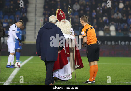 GENK, BELGIEN - 24 NOVEMBER: Saint Nicholas und Schiedsrichter Nathan Verboomen dargestellt während der Jupiler Pro League Spieltag 16 zwischen KRC Genk und Cercle Brügge am 24. November 2018 in Genk, Belgien. (Foto von Vincent Van Doornick/Isosport) Credit: Pro Schüsse/Alamy Live News Credit: Pro Schüsse/Alamy leben Nachrichten Stockfoto