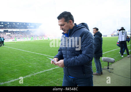 Karlsruhe, Deutschland, 25. November 2018. Karlsruhe, Deutschland. 25 Nov, 2018. Trainer Alois Schwartz (KSC). GES/fussball/3. Liga: Karlsruher SC - TSV 1860 München, 25.11.2018 Fußball: 3.Liga: KSC - 1860 München, Karlsruhe, 25. November 2018 | Verwendung der weltweiten Kredit: dpa/Alamy leben Nachrichten Stockfoto