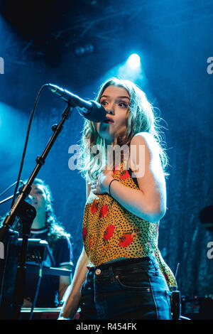 Schweiz, Solothurn - 24. November 2018. Der britische Sänger und Songwriter Maisie Peters führt ein Live Konzert im Kofmehl in Solothurn. (Foto: Gonzales Foto - Tilman Jentzsch). Credit: Gonzales Foto/Alamy leben Nachrichten Stockfoto