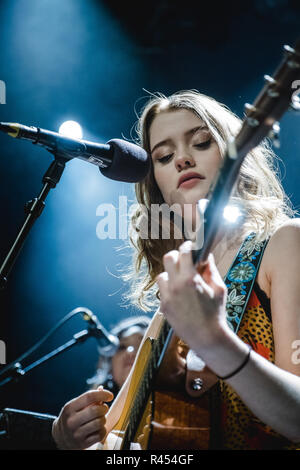 Schweiz, Solothurn - 24. November 2018. Der britische Sänger und Songwriter Maisie Peters führt ein Live Konzert im Kofmehl in Solothurn. (Foto: Gonzales Foto - Tilman Jentzsch). Credit: Gonzales Foto/Alamy leben Nachrichten Stockfoto